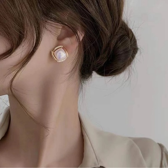 Imitation White pearl with laser and gold stud earrings #jewelry #pearl - Picture 3 of 3